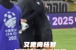 先后拥抱两位老大哥，网友：谦逊是侯森深受国安球迷爱戴的原因