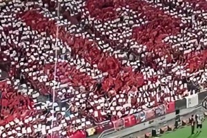 这一幕太有爱了！中国香港球迷致敬若塔，达格利什献上花环！