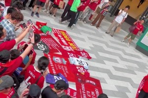 愿天堂也有足球！实拍：中国香港利物浦球迷球场外齐唱若塔之歌！
