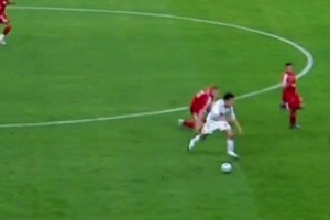 当对手来的时候，卡卡的下一个动作就已经形成