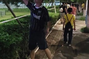 扎心了老铁！实拍：西海岸球迷对着国安球迷高喊“申花是冠军”