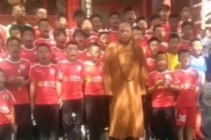 当年释永信还为中国足球小将喊口号，训练凌空飞踢和打拳后射门！