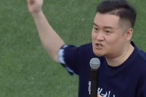 贺炜解说村超又出金句：洪水虽然可以漫过草皮，但是热爱永不沉没