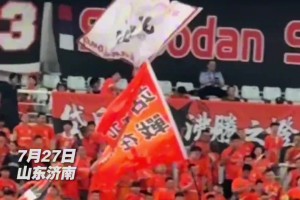 闪电乐队济南奥体唱响《强军战歌》，泰山队主场秒变万人合唱团