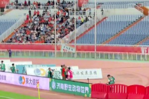 预祝战友们节日快乐！泰山主场专门设置三个军人及家属免费观赛区