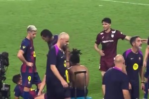 这也是助攻！拉菲尼亚牵线搭桥帮助对手拿到莱万球衣！