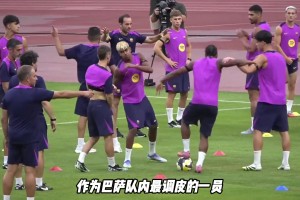 看来在巴萨队内，只有老大哥莱万能治得了调皮的亚马尔