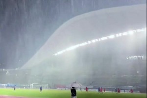 苏超扬州队真拼！台风天，大雨中，球员卖力训练，不惧狂风骤雨