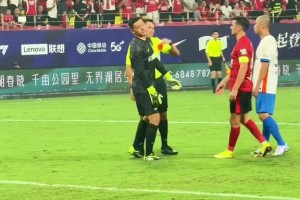 王大雷红牌罚下很无奈！现场蓉城球迷：再见！王大雷