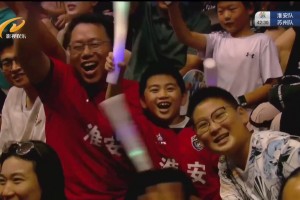 氛围真不错！球队进球后，苏超淮安主场玩起阵阵人浪！