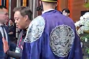 你们还爱玩这个呢？维卡里奥大帝出巡首尔，后防大臣丹索随同！