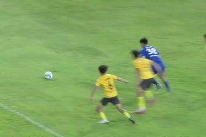 连云港1-0领先了！连云港球员停球停大恰好为队友架炮转化为助攻