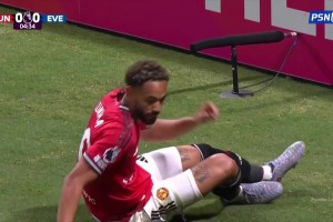 曼联连续配合进攻！阿玛德送妙传库尼亚捅射偏出！