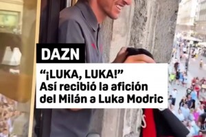 莫德里奇米兰旗舰店展示球衣！球迷高呼Luka！Luka！Luka！