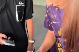 真的帅！津门虎球员&李明之子李嗣镕给球迷签名+合影