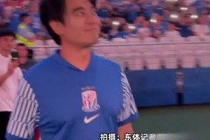 身穿申花球衣！著名演员陈龙在上海德比领唱国歌