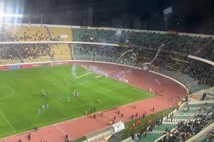 离谱！玻利维亚赛场“炸裆”事故，球员惨遭烟花射中下体