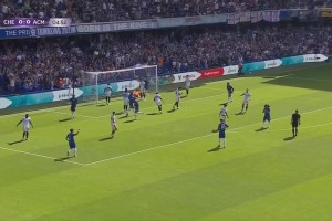 低级失误！库比斯门前站着不动不慎乌龙，切尔西1-0领先米兰