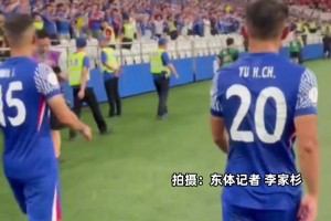 老将吴曦与于汉超赛后谢场，于汉超两腿膝盖厚厚一层绷带触目惊心
