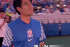 演员陈龙在上海德比领唱国歌，登场前自拍留下珍贵一刻
