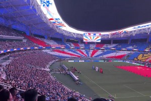 超震撼！申花赛前打出巨型Tifo
