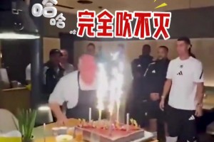完全没有巨星架子！C罗为球队厨师庆生，后者动容落泪！