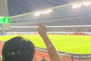 少打一人后惨遭国安逆转，愤怒的浙江球迷看台高喊“黑哨”