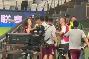 现场镜头：海港人员上去抢夺手机的第一下划伤了女记者嘴唇