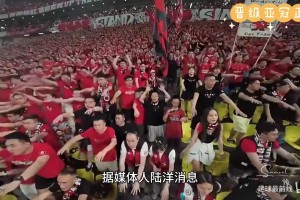 历史性时刻！赛后徐正源被举起庆祝，41713 人同唱《赤血忠魂》