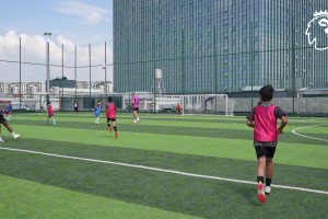 前英超球星现身昆明野球场，面对小学生“重拳出击”