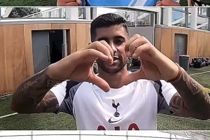 英超官方拍摄的球员庆祝动作，门将的庆祝动作有点尬