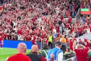 丝滑滑轨！现场拍摄基耶萨凌空斩收获英超首球！