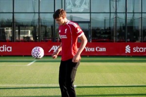 十八岁，正是和偶像当队友的年纪！属于莱奥尼的荣耀时刻