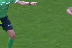 球员四秒内连拿两张黄牌！球员：这裁判自己往我手上撞……