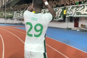 功臣！实拍：法比奥赛后向国安远征军看台致谢❤