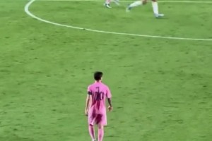 别看梅西在场上散步，但每时每刻都关注场上情况送出致命一击