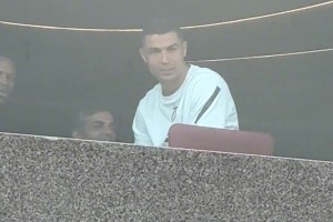 C罗吃饭被球迷围观，打招呼女粉尖叫连连