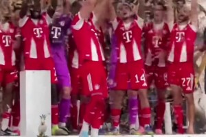 德超杯拜仁2-1斯图加特夺冠！进球功臣凯恩和迪亚斯举奖杯庆祝！