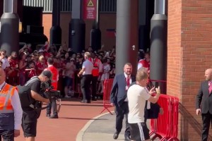 大战在即！曼联新援塞斯科抵达老特拉福德，现场球迷热烈欢呼