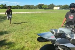 Siuuu！！！甲亢哥挑战蜻蜓点水成功后模仿C罗庆祝