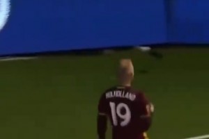 足坛经典广告！别人滑跪是滑跪，他滑跪是开卡丁车！