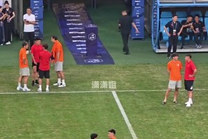 看得出来蓉城球员和海牛球员关系不错，开赛前聊得挺热闹的