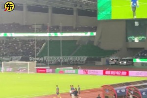 鲍亚雄感受 “回家”热情！黄龙体育场大屏幕欢迎申花