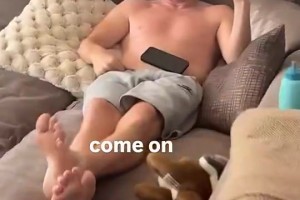 逆天！斯科尔斯女儿穿着阿森纳球衣在老头面前晃，斯科尔斯气死