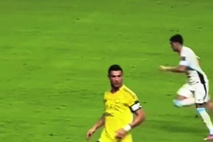 经典的不能再经典了！沙超杯半决赛40岁罗哥再现踩单车过人