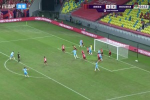 又一个立柱！河南角球开出，马亚后点头球击中立柱
