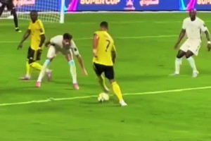 40岁C罗再现经典踩单车过人