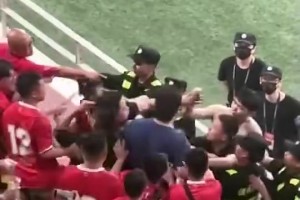 成都球迷用水瓶扔河南球员后，看台上还发生了球迷冲突