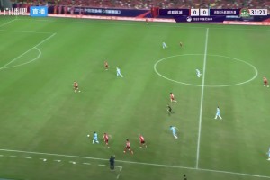 超强个人能力！阿奇姆彭带球杀进禁区，一脚抽射击中立柱