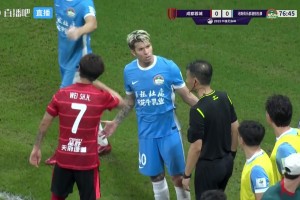 火气上来了！韦世豪向边裁疯狂抱怨，嘴上喋喋不休